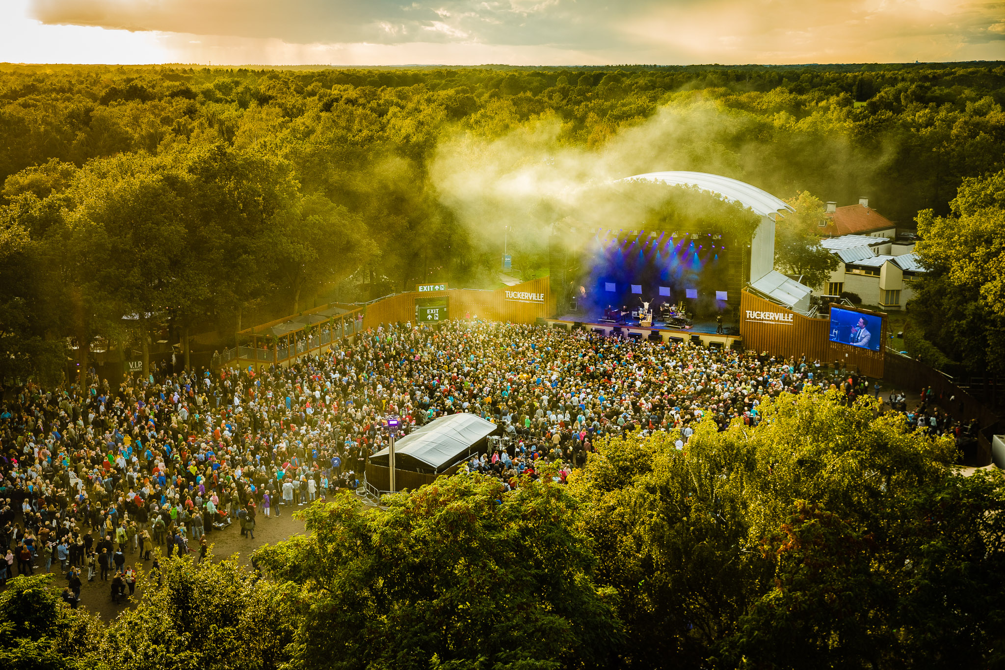 Phlippo Productions light audio sound licht Technical motion rigging Friendly Fire Tuckervill Rutbeeck Enschede NL stage overview luchtfoto