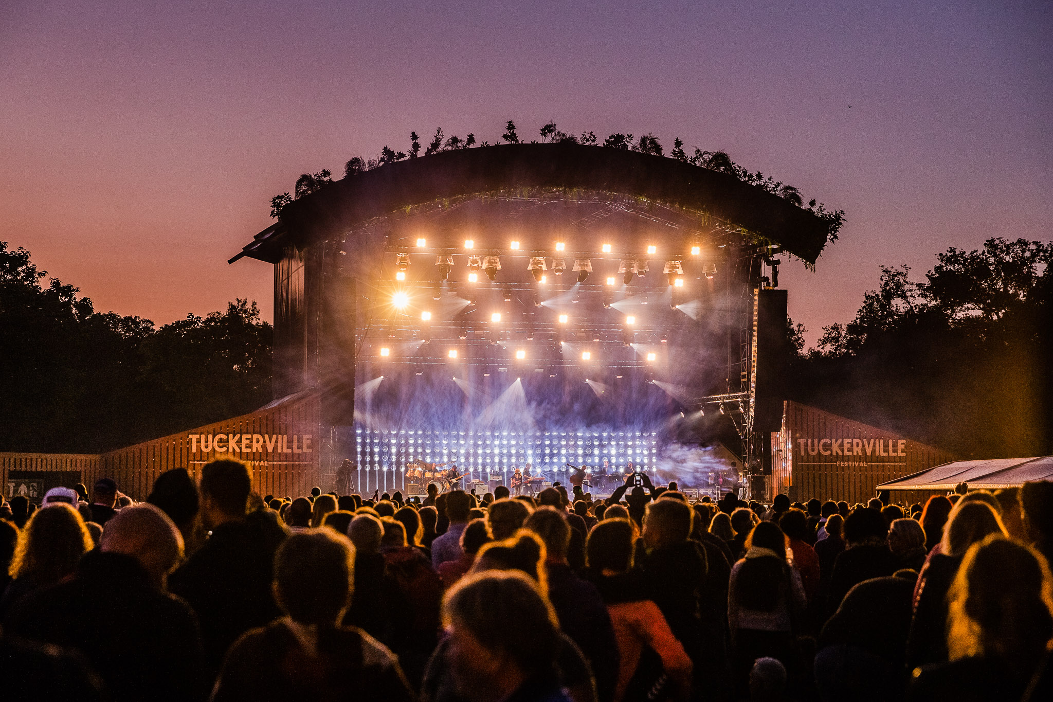 Phlippo Productions light audio sound licht Technical motion rigging Friendly Fire Tuckervill Rutbeeck Enschede NL stage podium