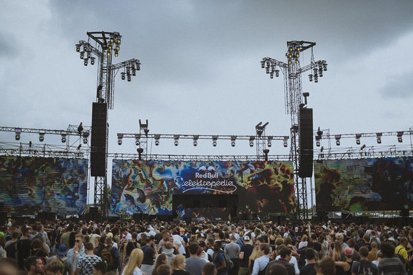 Phlippo Productions light audio sound licht Technical motion rigging Dour Red bull Elektropedia Balzaal Dour Belgium crowd publiek palen audience