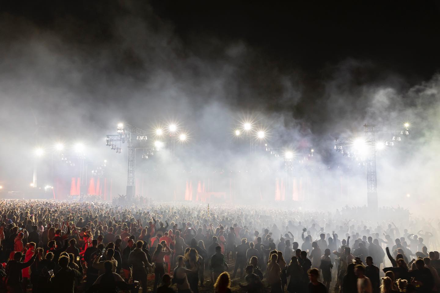 Phlippo Productions light audio sound licht Technical motion rigging Dour Red bull Elektropedia Balzaal Dour Belgium crowd publiek smoke rook