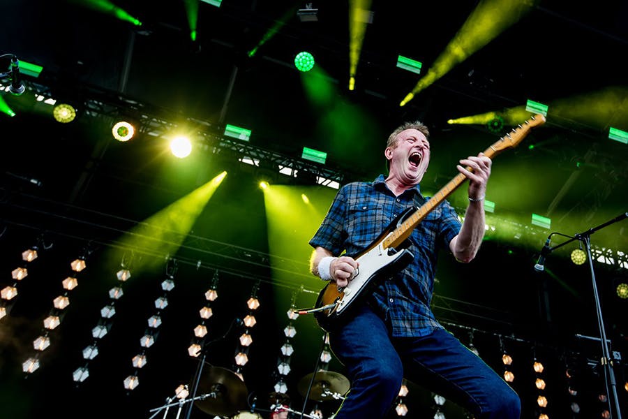 Phlippo Productions light audio sound licht Technical motion rigging Radio Nostalgie beach Middelkerke live stage podiumguitar