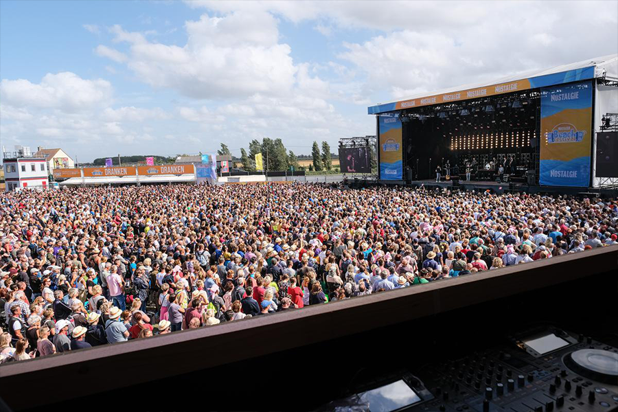 Phlippo Productions light audio sound licht Technical motion rigging Radio Nostalgie beach Middelkerke live crowd publiek stage podium