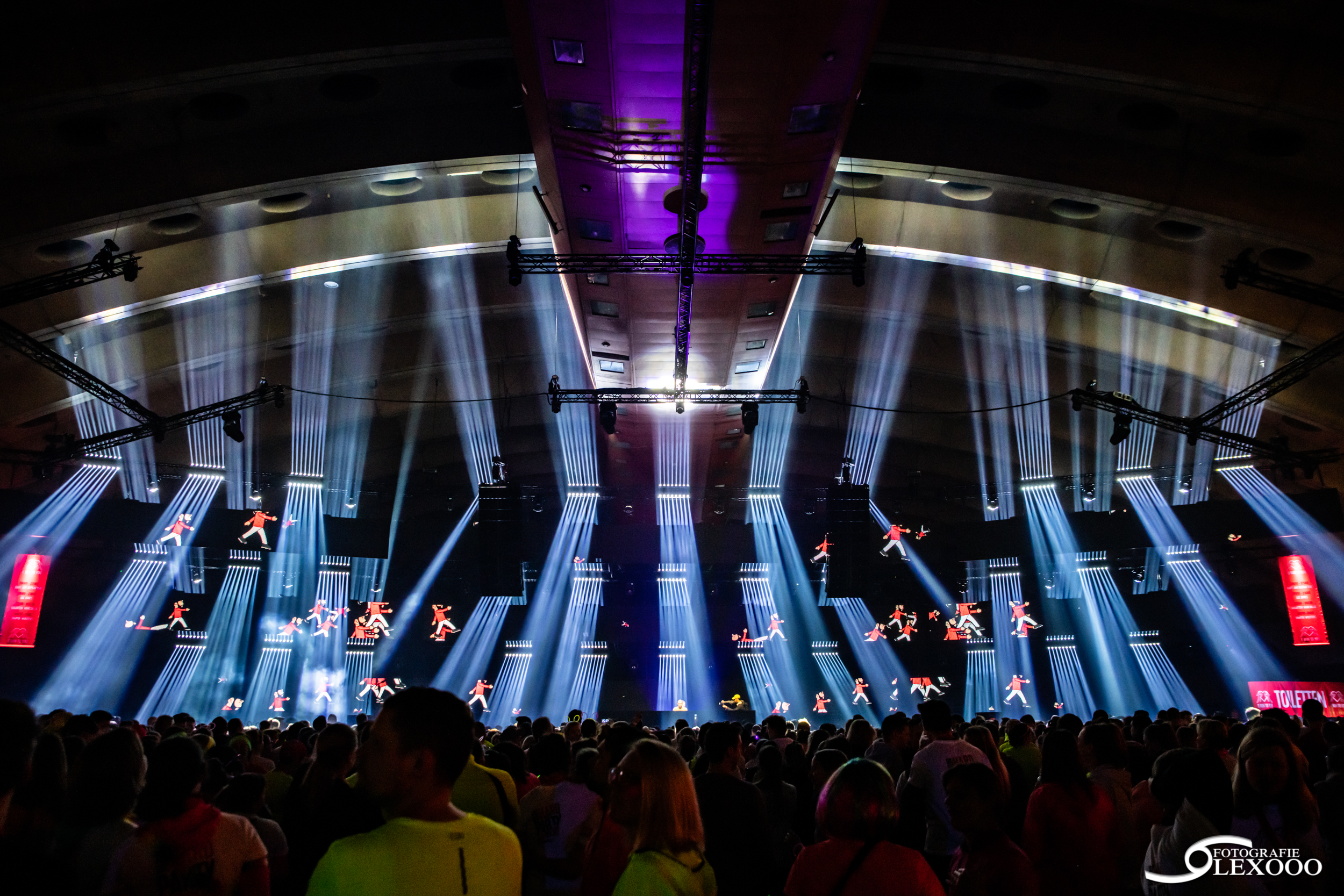 Phlippo Productions light audio sound licht Technical motion rigging Q music Run to you Mechelen Belgium Belgie night run stage crowd podium publiek audience lopers
