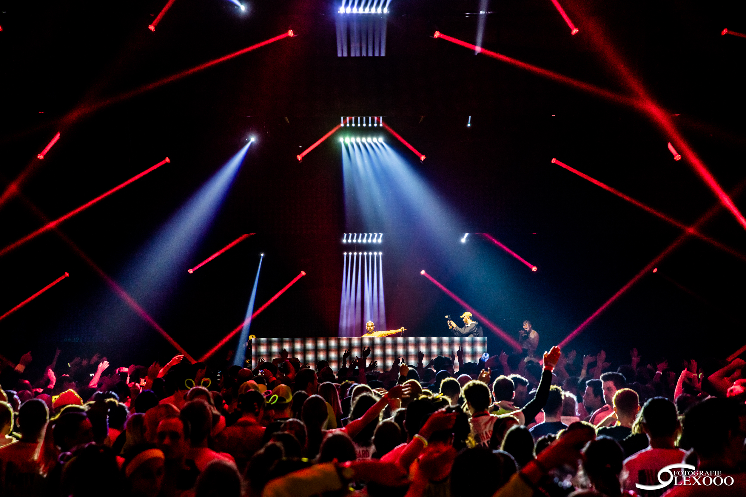 Phlippo Productions light audio sound licht Technical motion rigging Q music Run to you Mechelen Belgium Belgie night run crowd publiek podium stage lopers runners