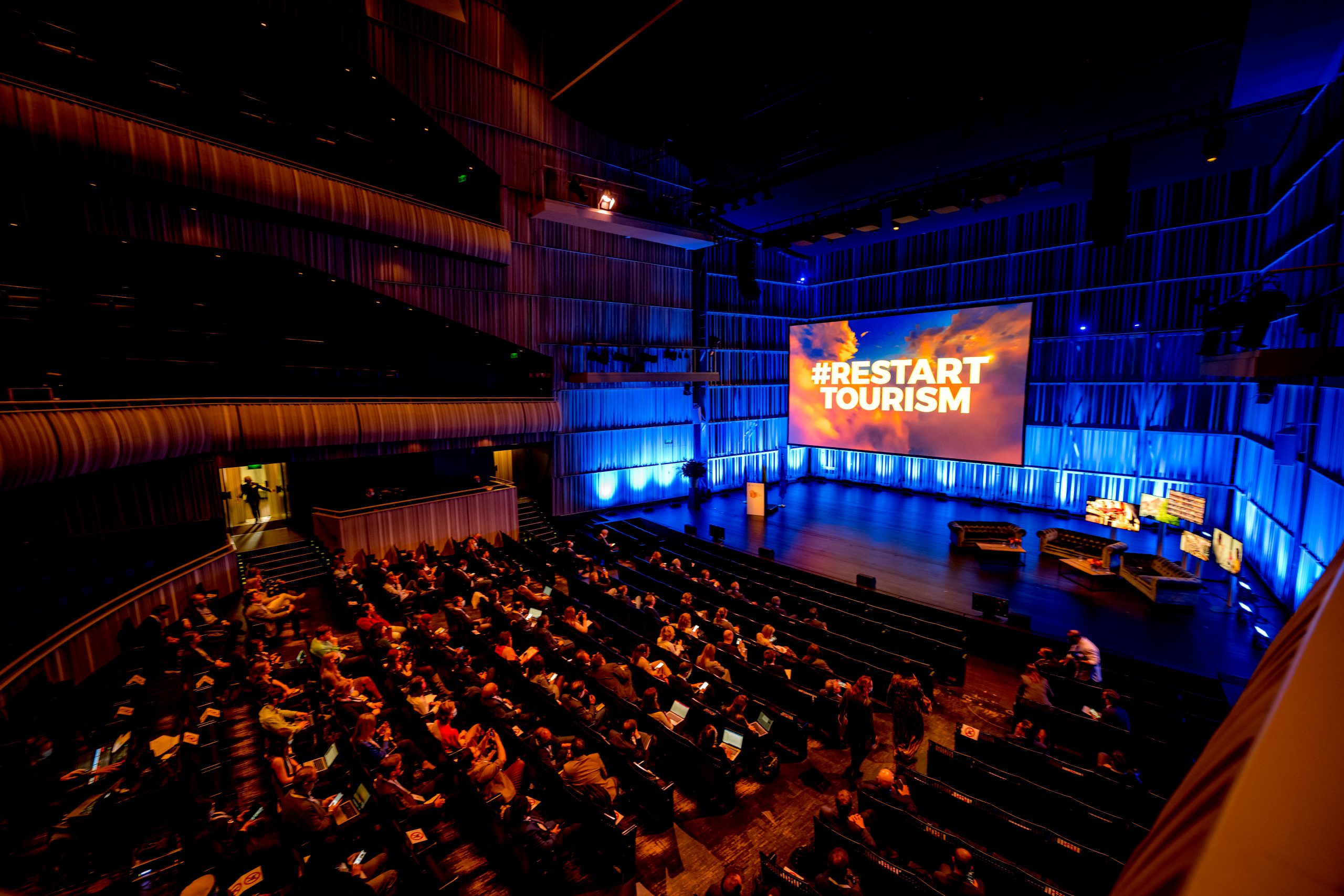 Phlippo Productions light audio sound licht Technical motion rigging UNTWO The Oval Office Brugge stage podium event publiek audience