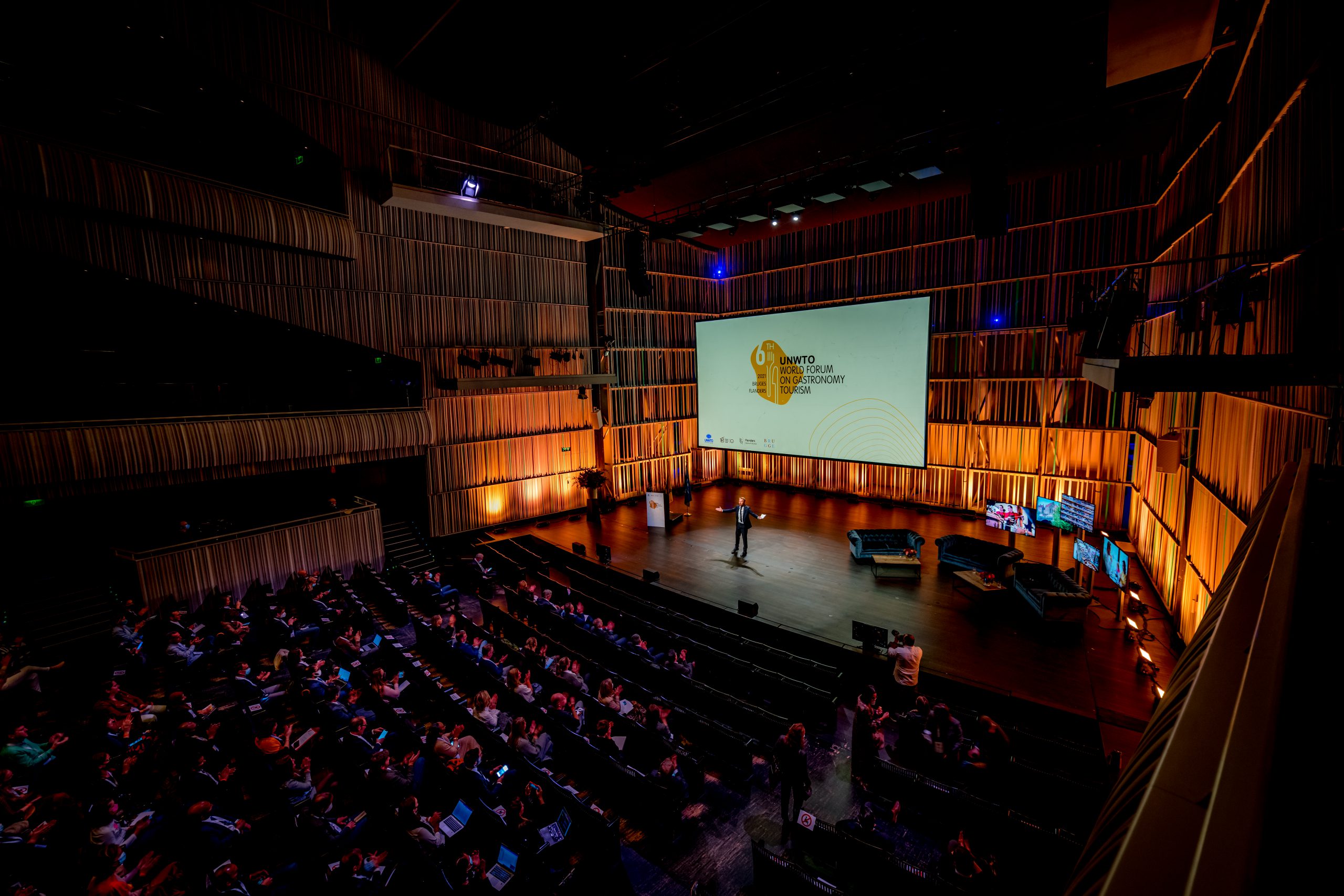 Phlippo Productions light audio sound licht Technical motion rigging UNTWO The Oval Office Brugge stage podium event publiek audience
