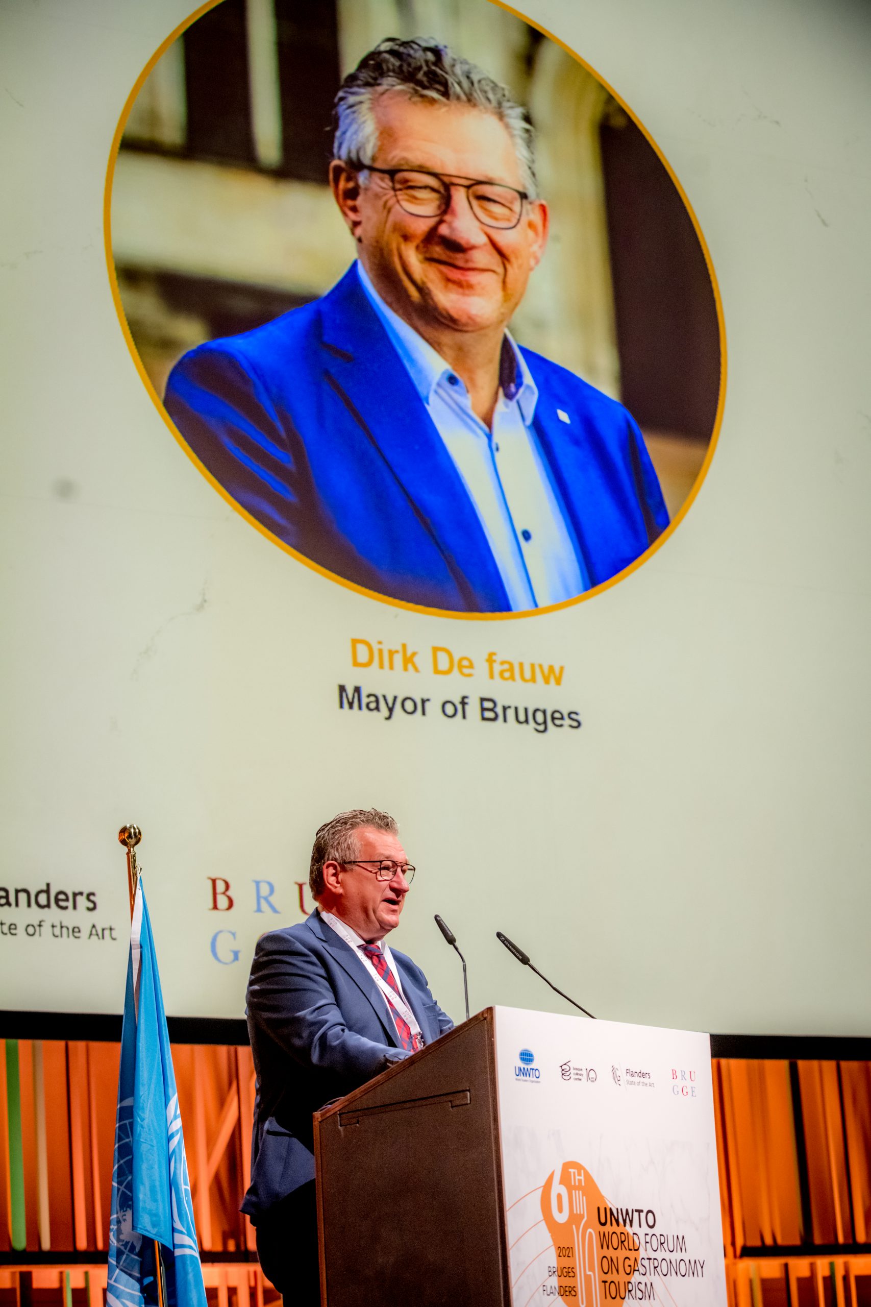 Phlippo Productions light audio sound licht Technical motion rigging UNTWO The Oval Office Brugge stage podium event publiek audience speaker