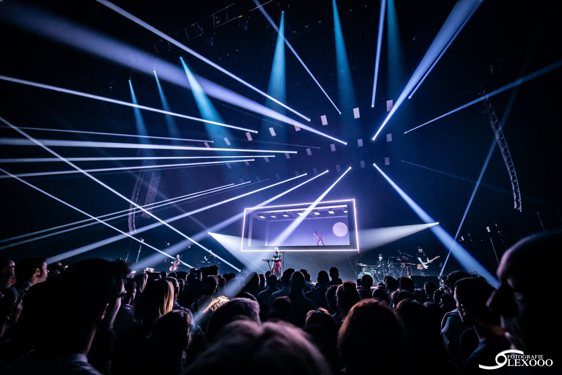 Phlippo Productions light audio sound licht Technical motion rigging Shadow to live Alice on the roof Vorst Nationaal Forest Nationale Belgie crowd publiek stage podium