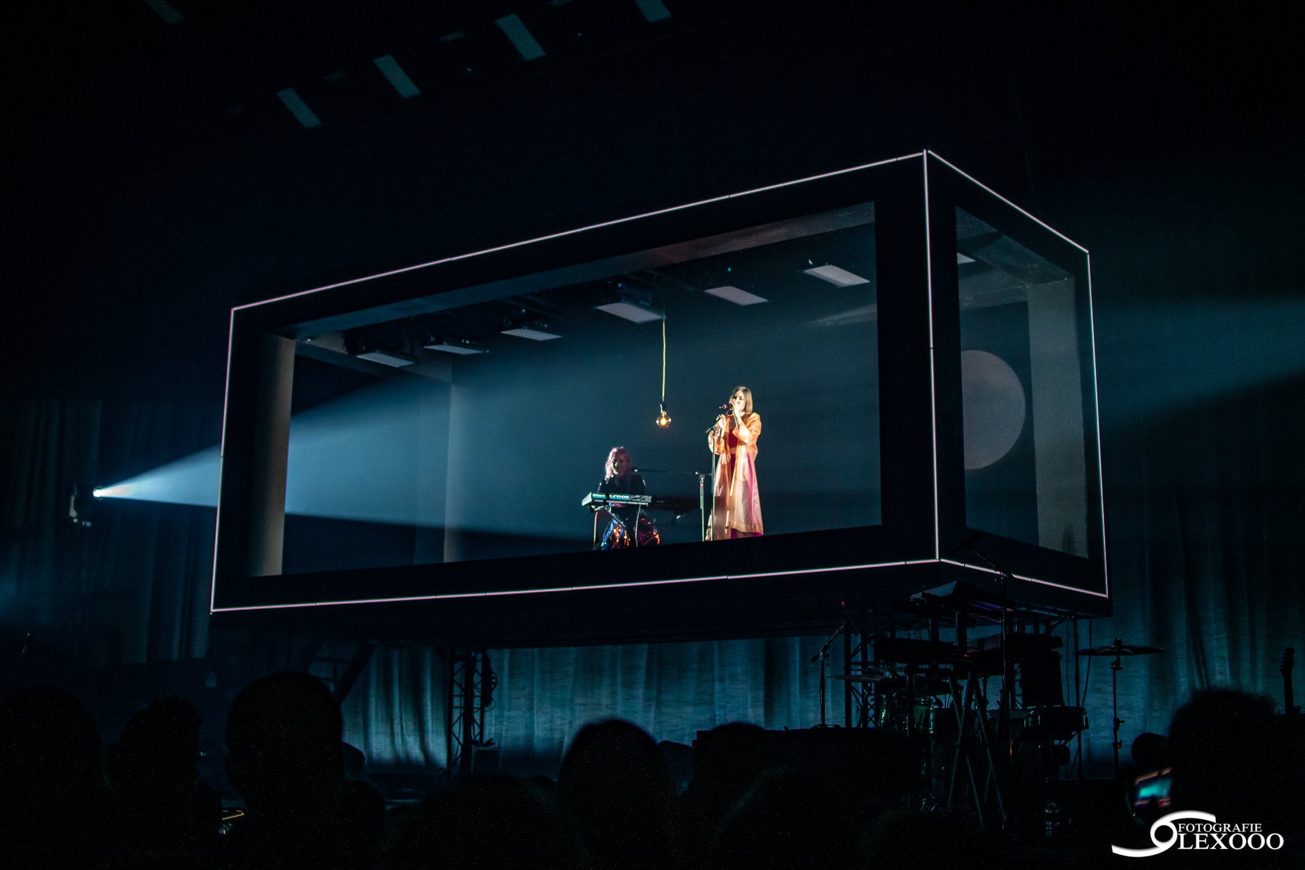 Phlippo Productions light audio sound licht Technical motion rigging Shadow to live Alice on the roof Vorst Nationaal Forest Nationale Belgie crowd publiek stage podium