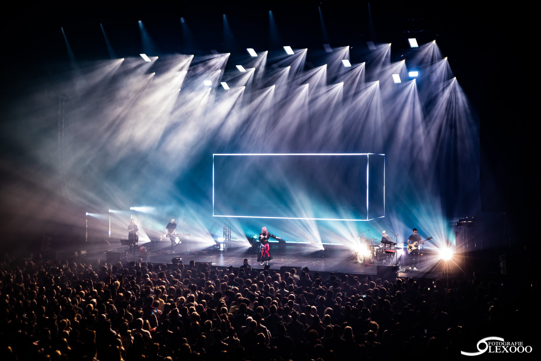 Phlippo Productions light audio sound licht Technical motion rigging Shadow to live Alice on the roof Vorst Nationaal Forest Nationale Belgie crowd publiek stage podium