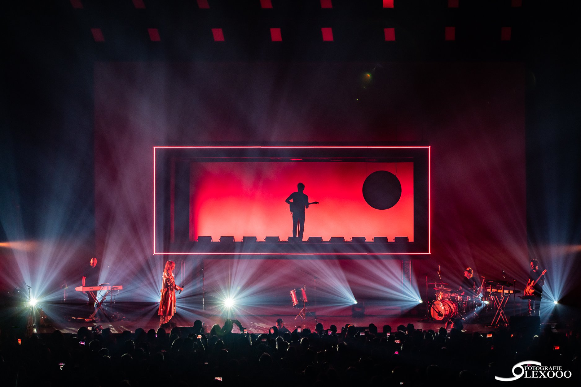 Phlippo Productions light audio sound licht Technical motion rigging Shadow to live Alice on the roof Vorst Nationaal Forest Nationale Belgie crowd publiek stage podium