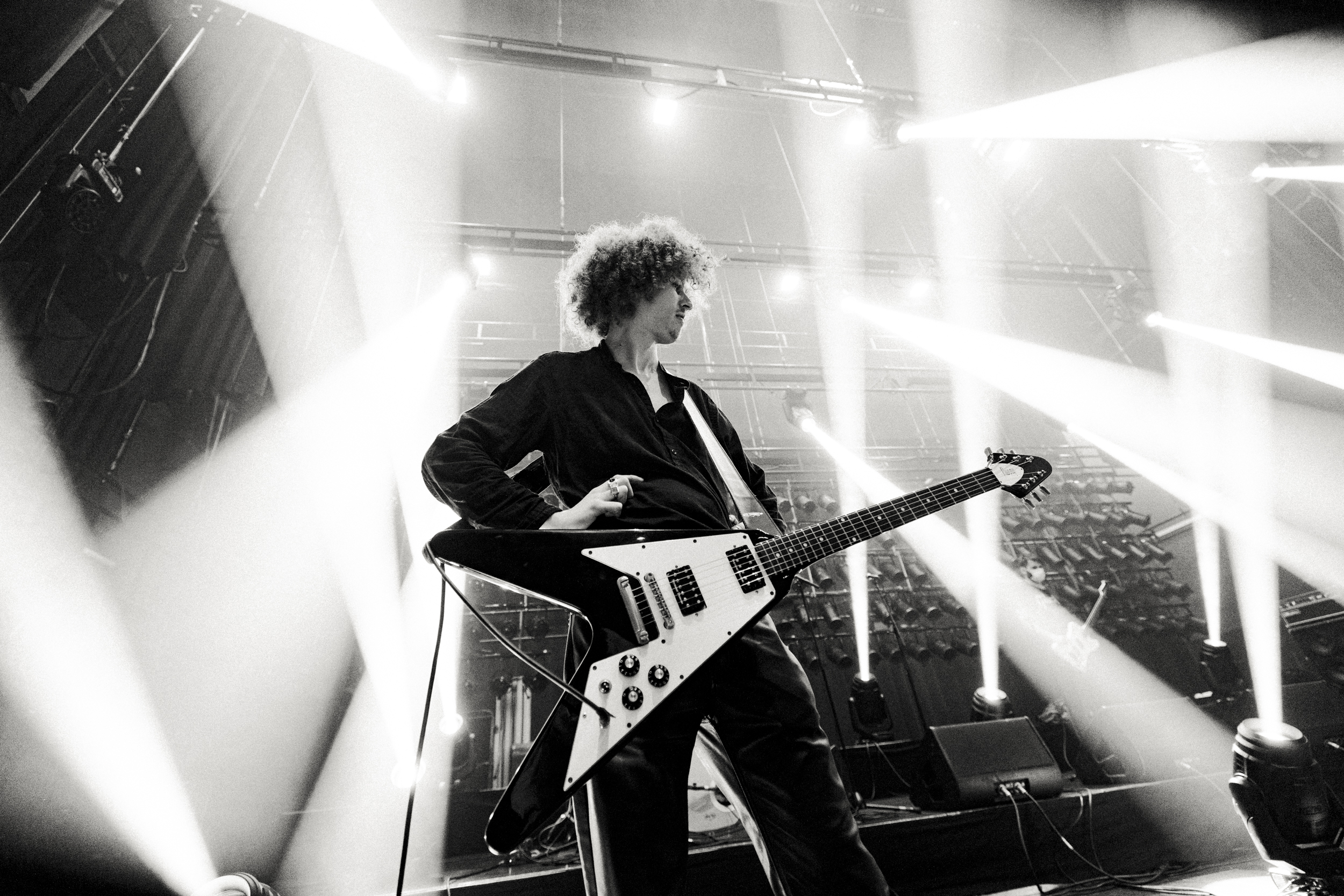 Phlippo Productions light audio sound licht Technical motion rigging More To Show Thea Ancienne Belgique AB black white stage guitar