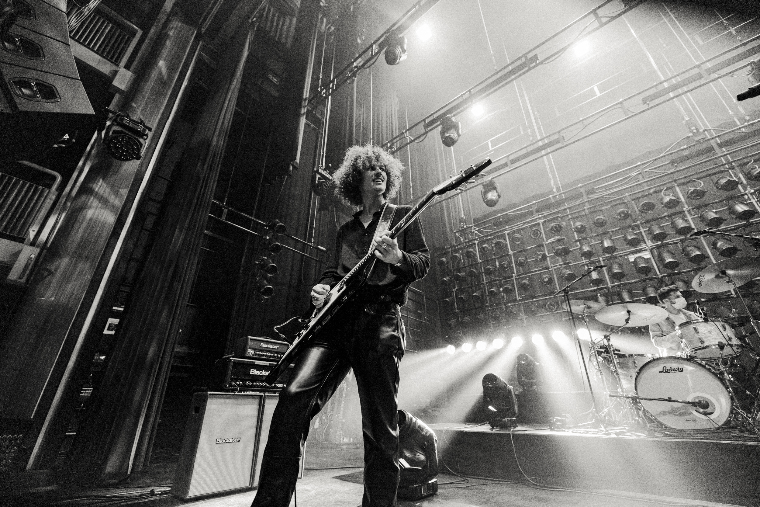 Phlippo Productions light audio sound licht Technical motion rigging More To Show Thea Ancienne Belgique AB black white stage guitar