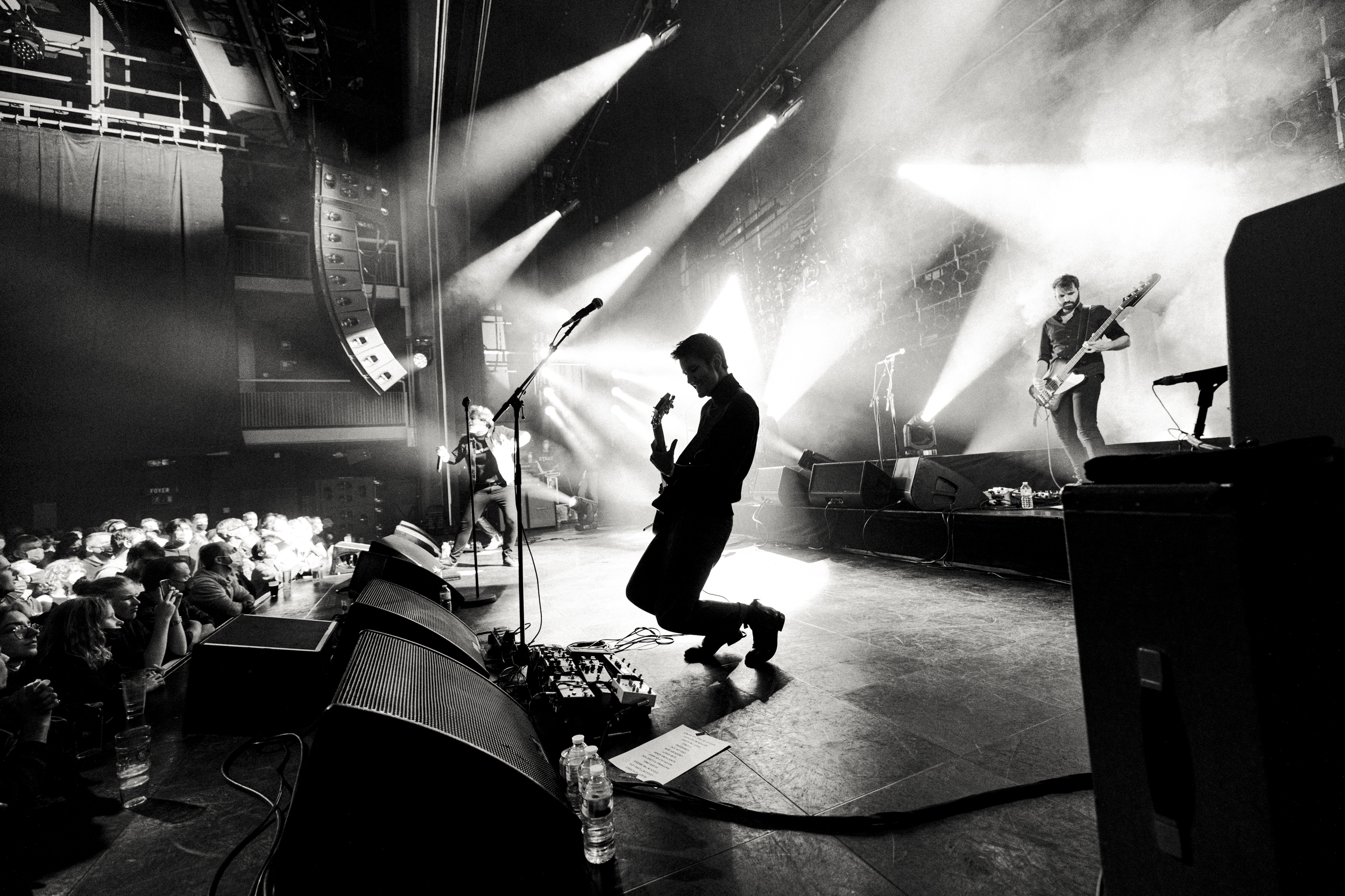 Phlippo Productions light audio sound licht Technical motion rigging More To Show Thea Ancienne Belgique AB black white stage guitar