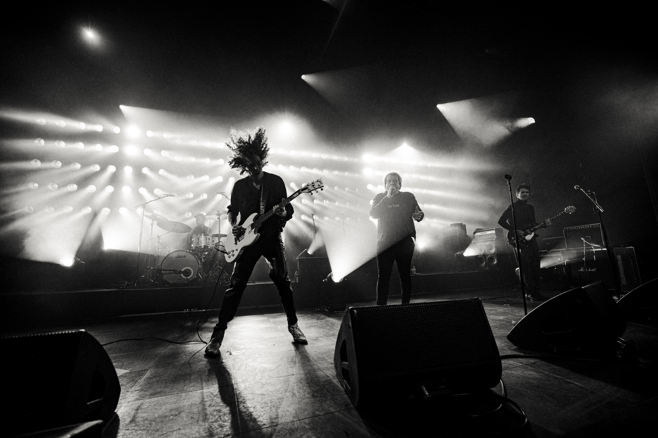 Phlippo Productions light audio sound licht Technical motion rigging More To Show Thea Ancienne Belgique AB black white stage guitar