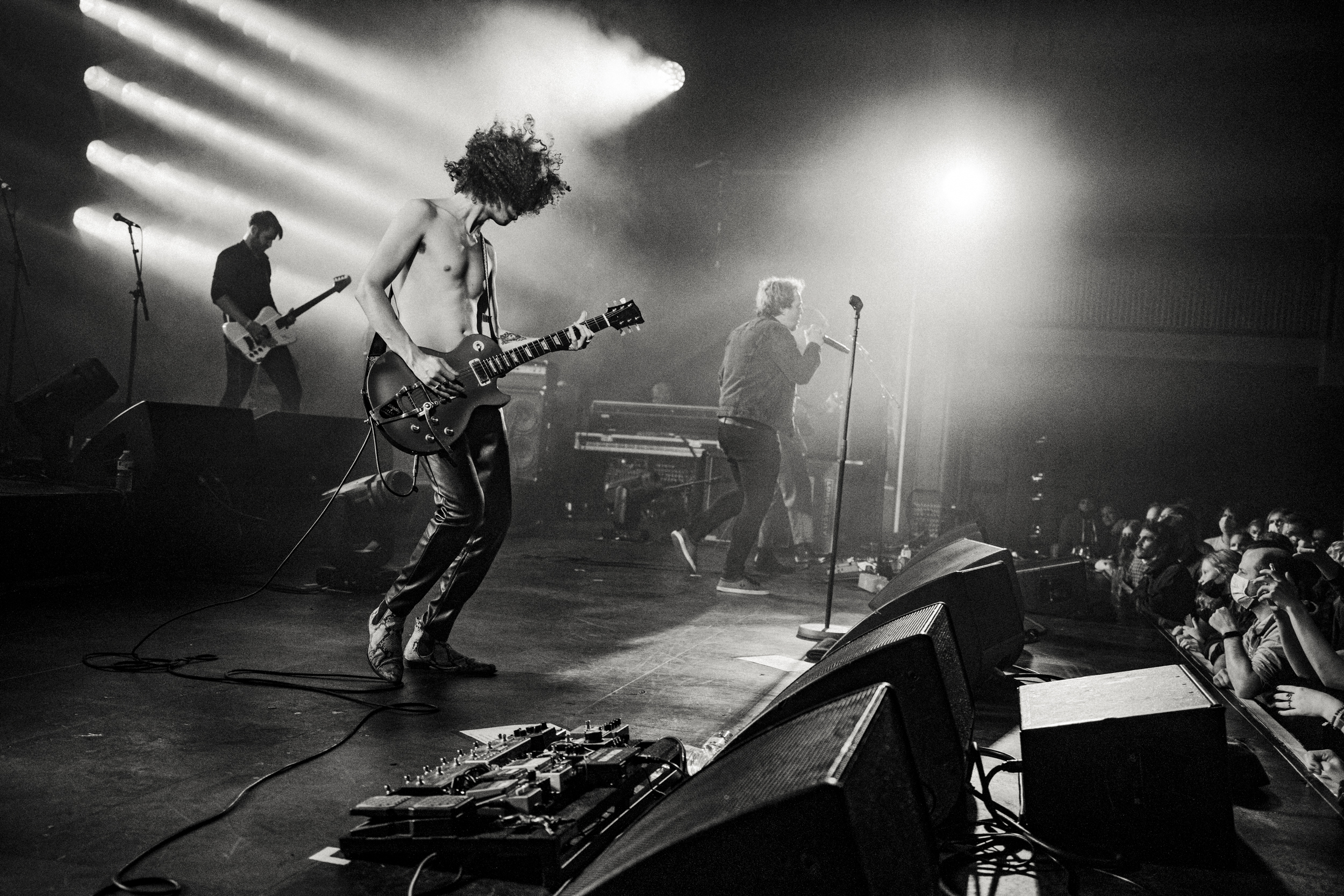 Phlippo Productions light audio sound licht Technical motion rigging More To Show Thea Ancienne Belgique AB black white stage guitar