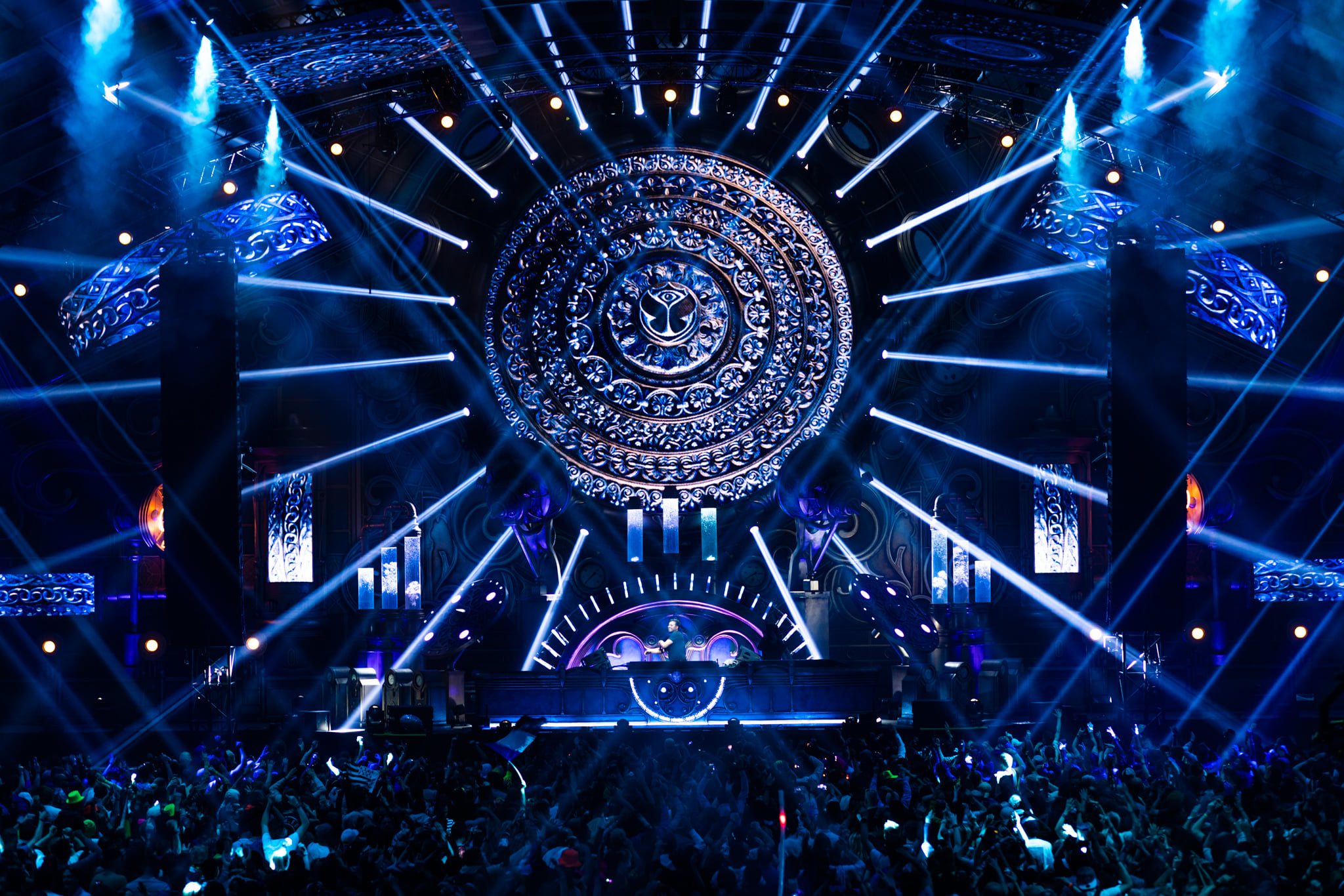 Phlippo Productions light audio sound licht Technical motion rigging Tomorrowland Winter 2022 We are one World Alpe D'huez circle