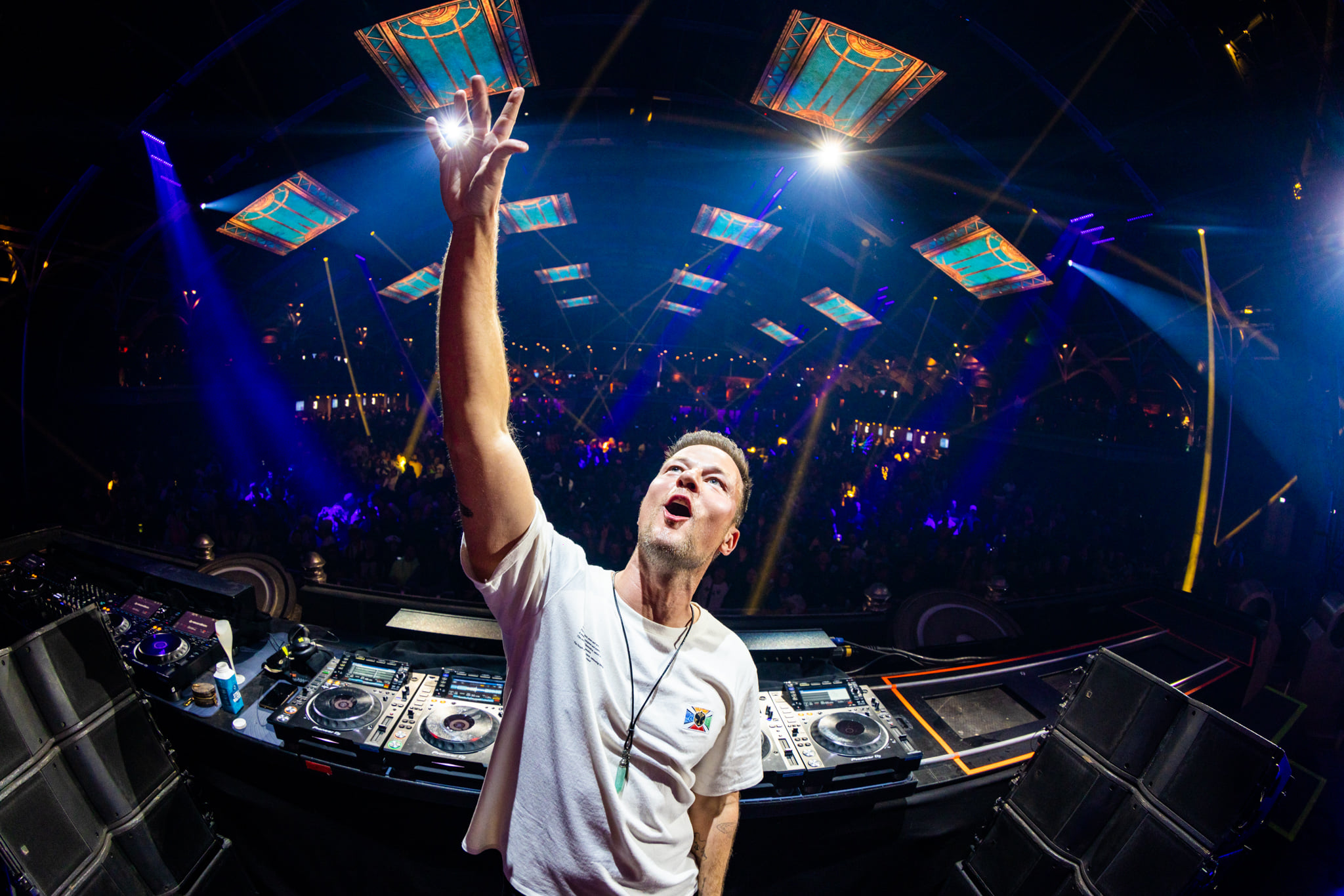 Phlippo Productions light audio sound licht Technical motion rigging Tomorrowland Winter 2022 We are one World Alpe D'huez DJ Booth