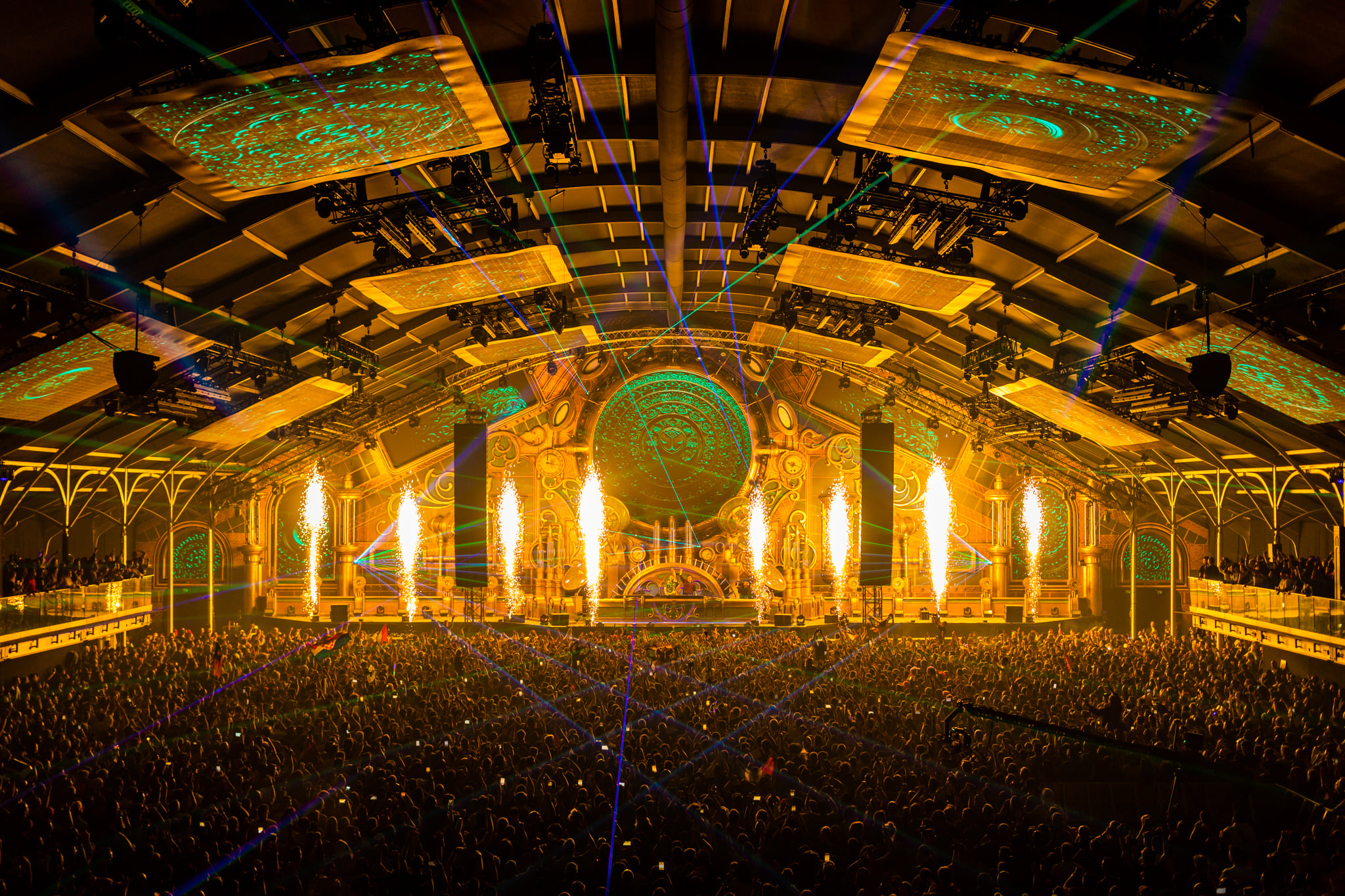 Phlippo Productions light audio sound licht Technical motion rigging Tomorrowland Winter 2022 We are one World Alpe D'huez mainstage circle Green