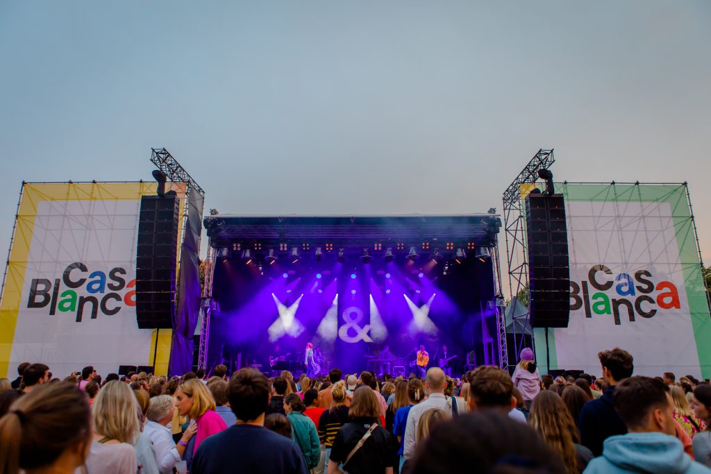 Casa Blanca 2022 Abdij Hemiksem stage podium crowd