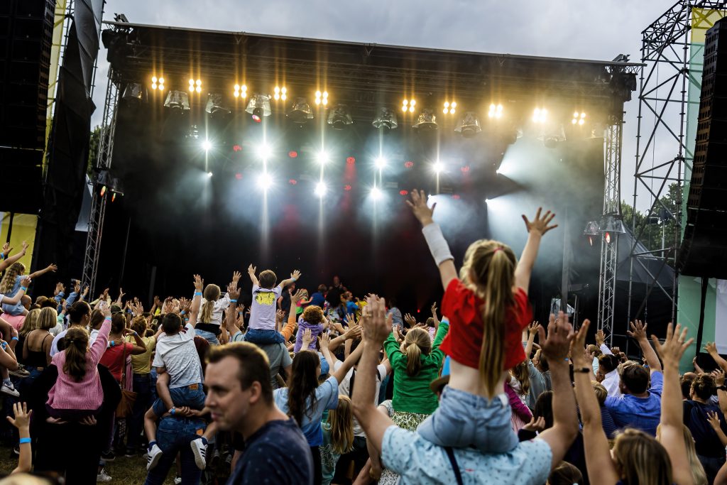 Casa Blanca 2022 Abdij Hemiksem stage podium crowd