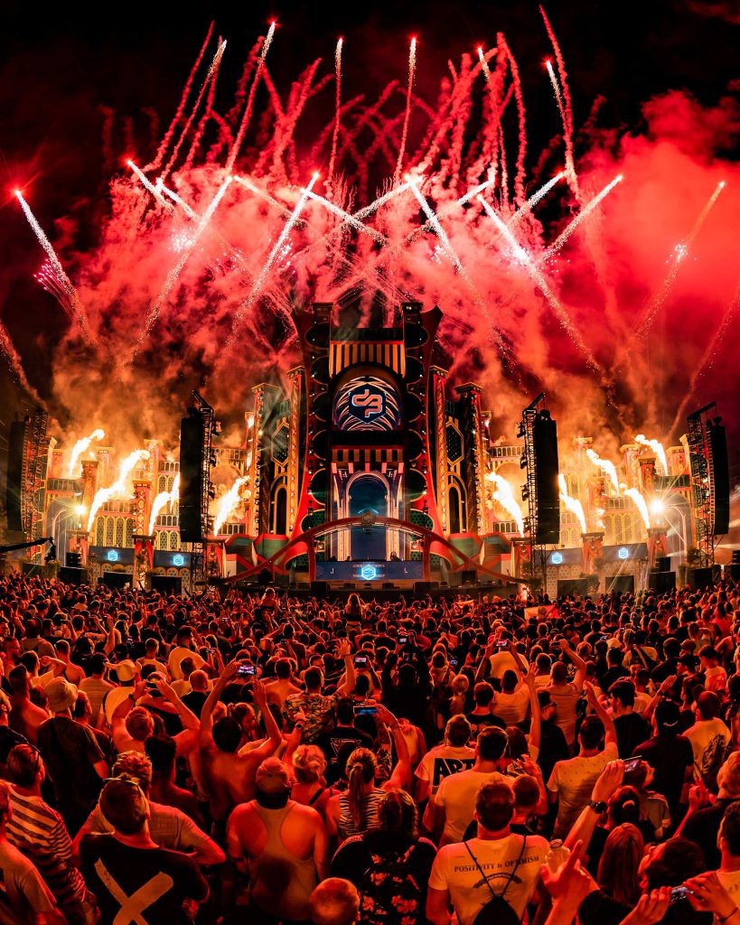 Decibel Outdoor Festival 2022 Hilvarenbeek mainstage light sound crowd LD Company, Axiom, B2S