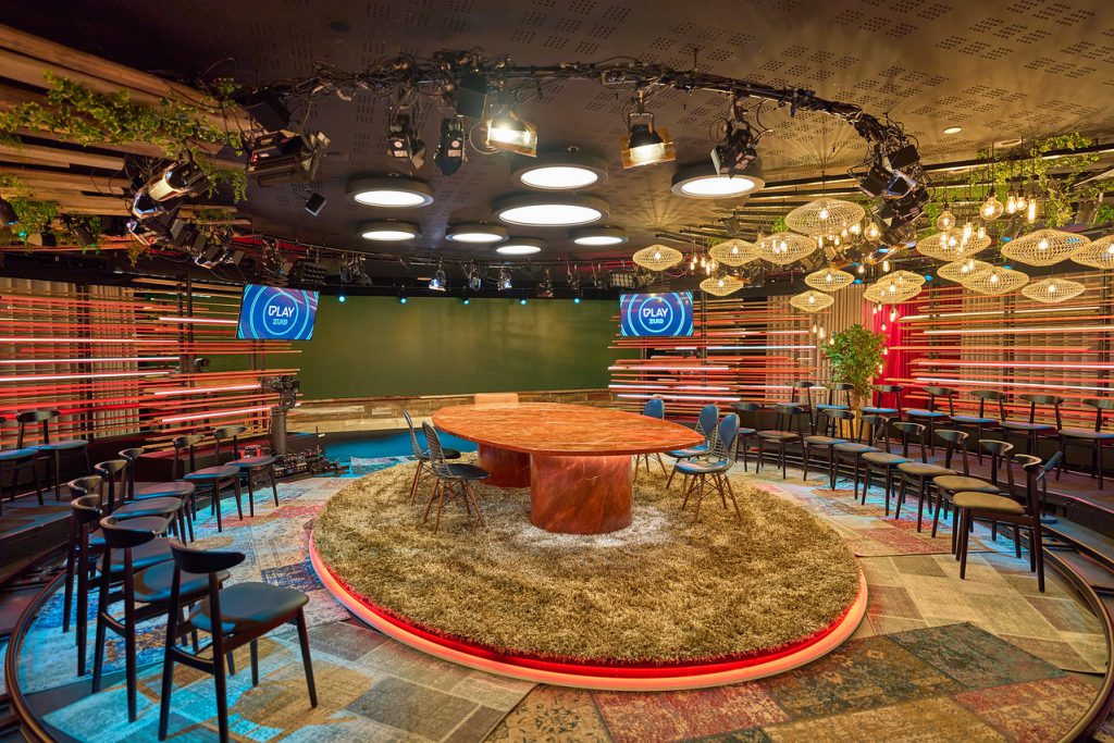 De Tafel Van Vier, daily TV Talk show with host Gert Verhulst, on Play 4 in the studio of Play Zuid Antwerp 2022 and 2023 for season 2. Lights and rigging by Phlippo, Light Design Painting With Light