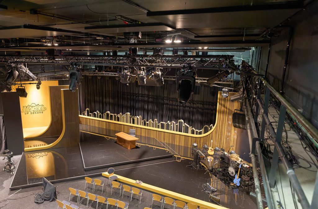 Jan Jaap Op Zondag, a weekly late night talk show, the TV Studio Play Zuid Antwerp 2023, lights and rigging provided by Phlippo Productions