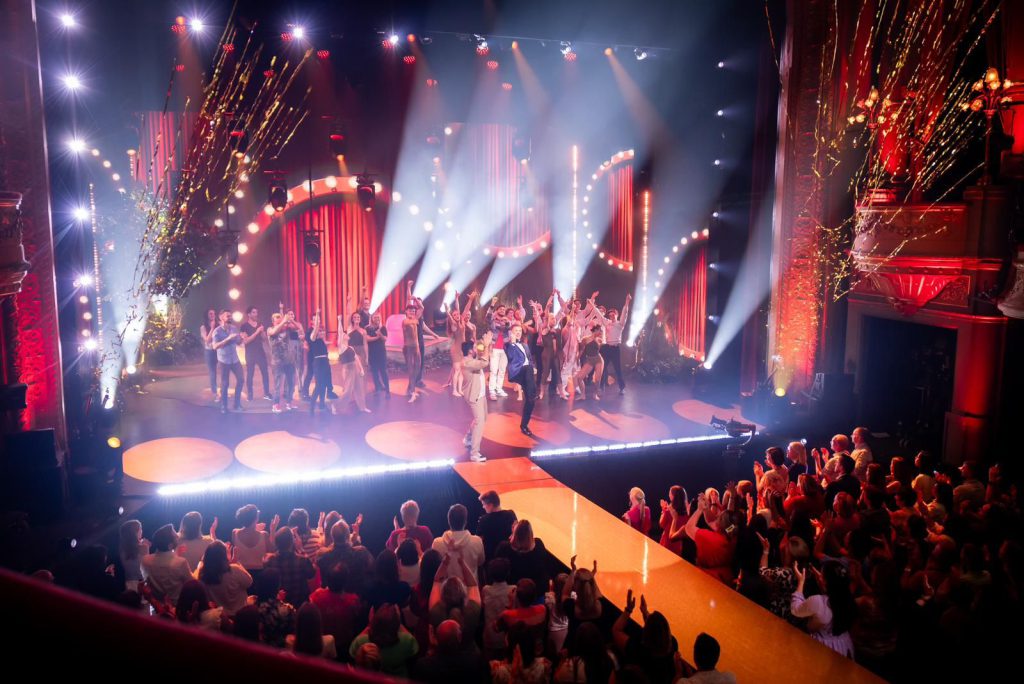 James Cooke de Musical Of your Life is a TV show with audience on Play 4 by dedsit. Crew picture, Justin Desmet, Lighting PWL Painting with light, NT Gent theater, Light and projection by Phlippo Productions Metejoor