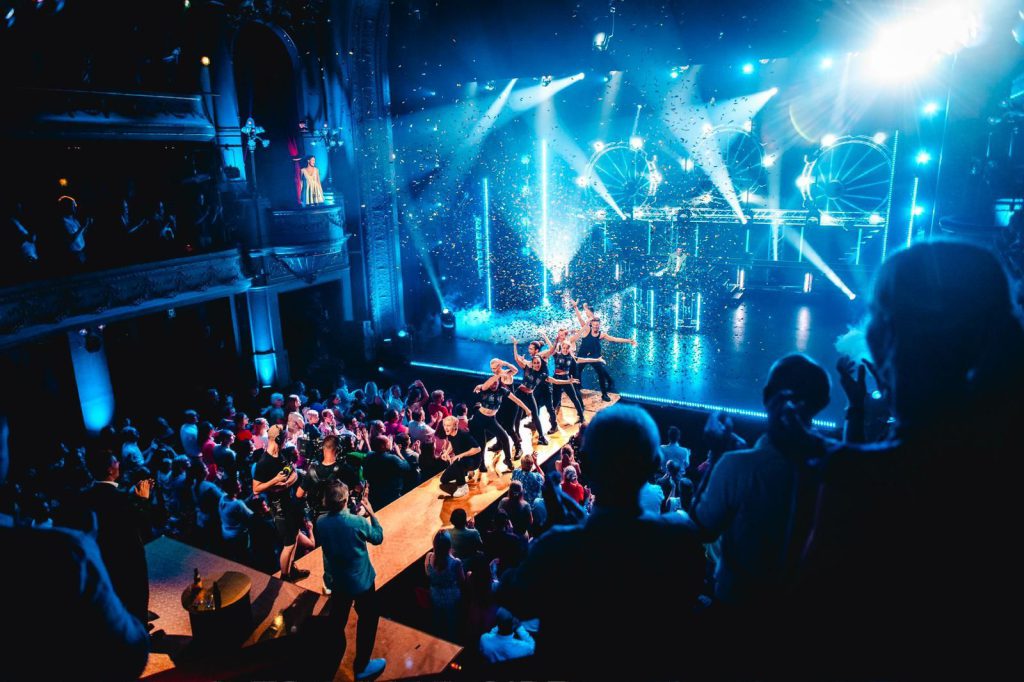 James Cooke de Musical Of your Life is a TV show with audience on Play 4 by dedsit. Crew picture, Justin Desmet, Lighting PWL Painting with light, NT Gent theater, Light and projection by Phlippo Productions Regi