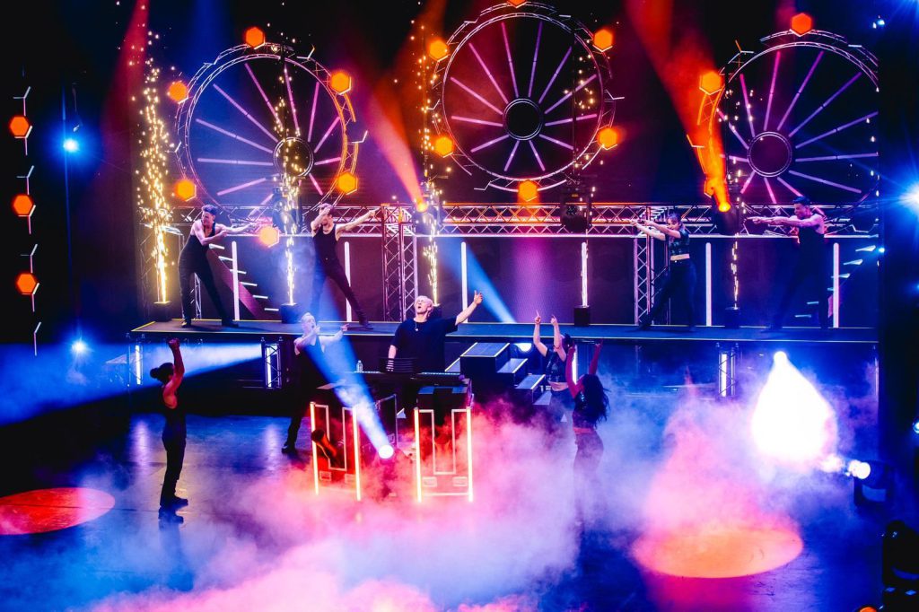 James Cooke de Musical Of your Life is a TV show with audience on Play 4 by dedsit. Crew picture, Justin Desmet, Lighting PWL Painting with light, NT Gent theater, Light and projection by Phlippo Productions Regi