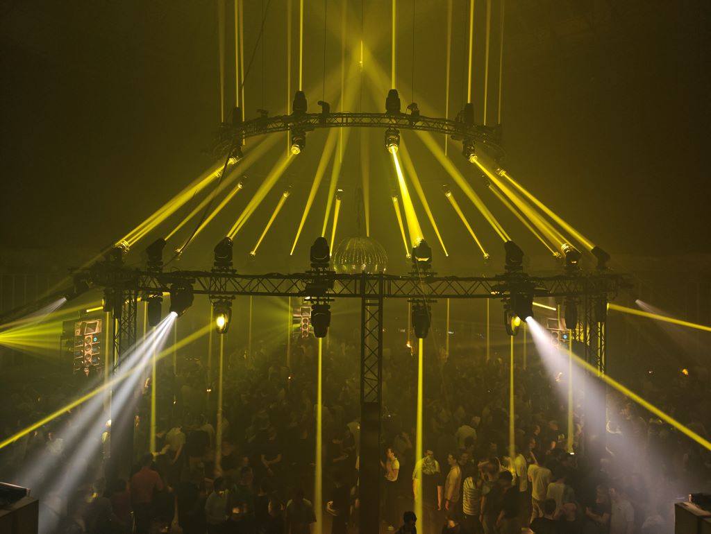 FTI Despacio is happiness Wintercircus Gent 2manydjs James Murphy LCD Soundsystem Arf & Yes Mirror Ball Robe Robin Megapointe , GLP JDC1 LED Strobe, Robe Robin BMFL Blade Spot and CLF Odin LED-Par fixtures