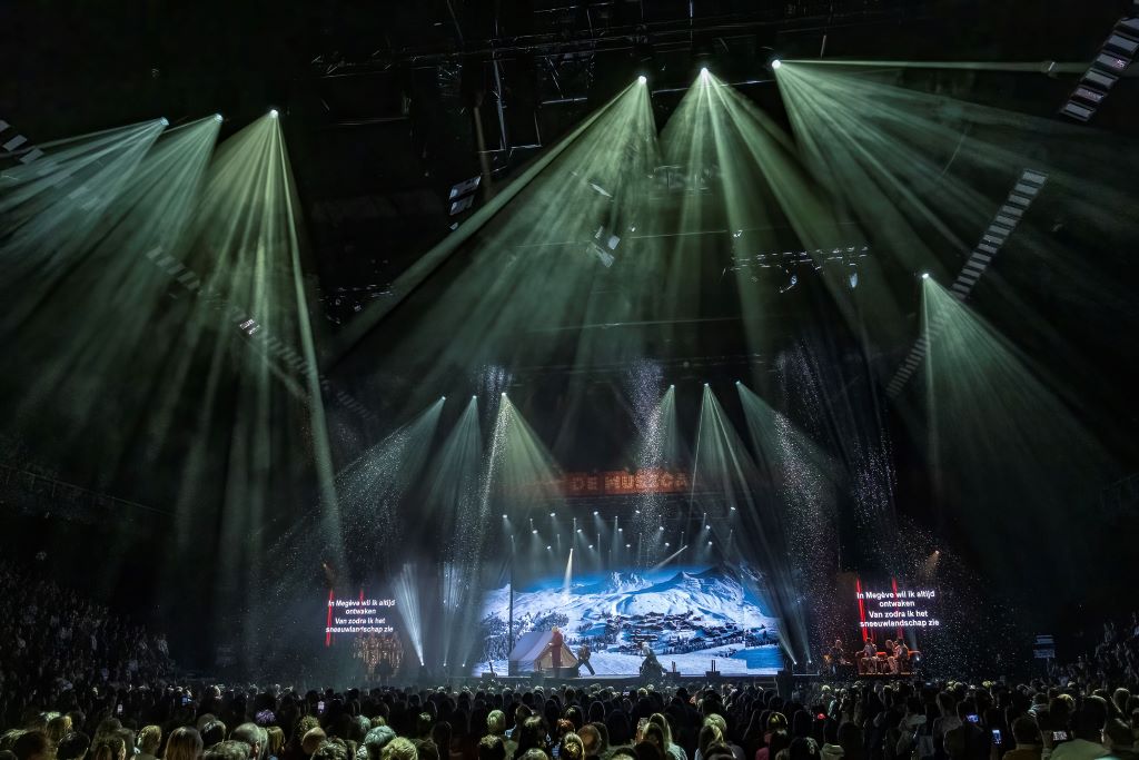 James Cooke de Musical Of your Life is a TV show with audience on Play 4 by dedsit. This was a live on stage performance at Lotto Arena PWL Painting with light, Light, video, sound and rigging by Phlippo Productions Picturesk