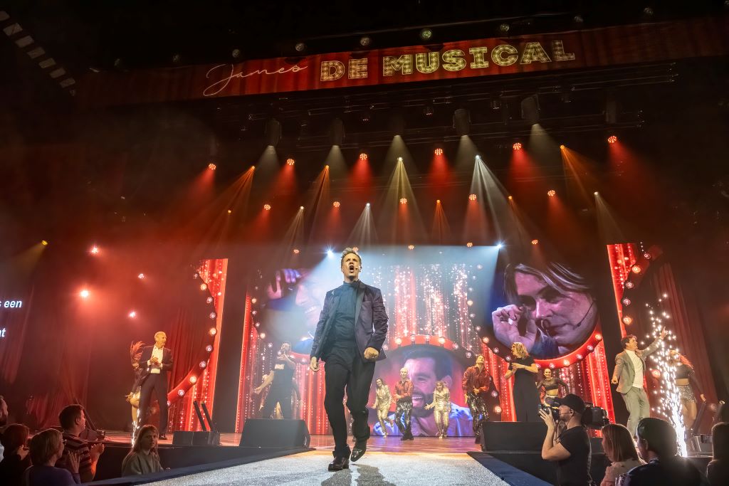 James Cooke de Musical Of your Life is a TV show with audience on Play 4 by dedsit. This was a live on stage performance at Lotto Arena PWL Painting with light, Light, video, sound and rigging by Phlippo Productions Picturesk