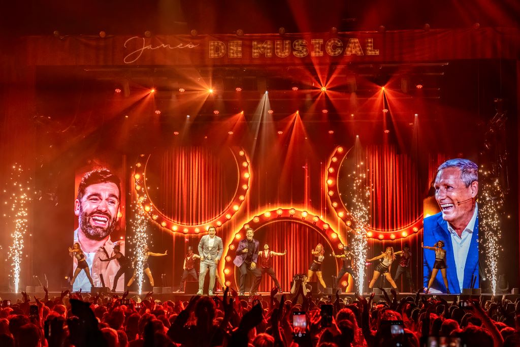 James Cooke de Musical Of your Life is a TV show with audience on Play 4 by dedsit. This was a live on stage performance at Lotto Arena PWL Painting with light, Light, video, sound and rigging by Phlippo Productions Picturesk