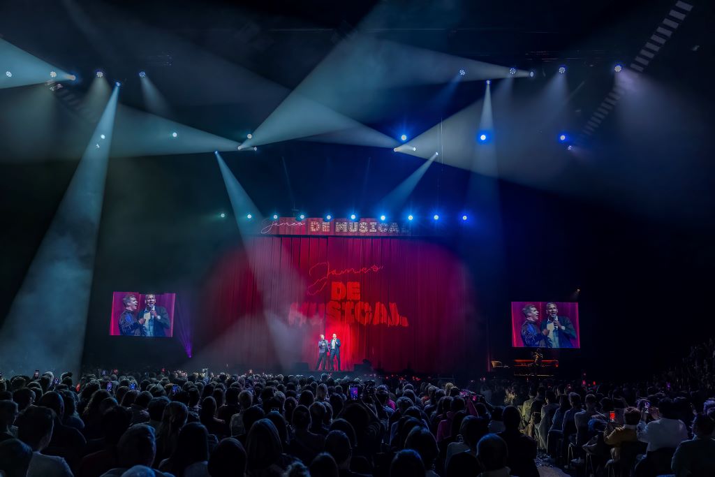 James Cooke de Musical Of your Life is a TV show with audience on Play 4 by dedsit. This was a live on stage performance at Lotto Arena PWL Painting with light, Light, video, sound and rigging by Phlippo Productions Picturesk