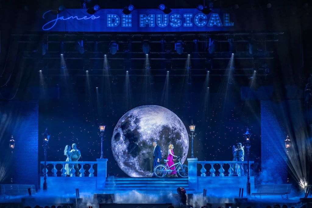 James Cooke de Musical Of your Life is a TV show with audience on Play 4 by dedsit. This was a live on stage performance at Lotto Arena PWL Painting with light, Light, video, sound and rigging by Phlippo Productions Picturesk