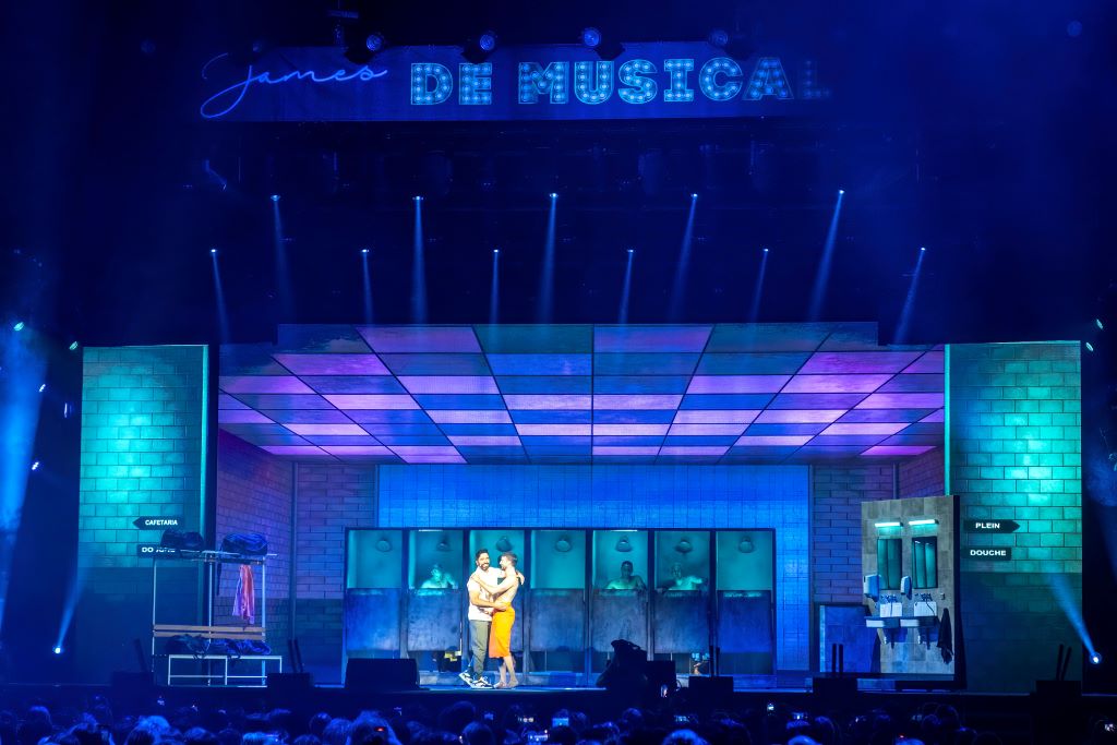 James Cooke de Musical Of your Life is a TV show with audience on Play 4 by dedsit. This was a live on stage performance at Lotto Arena PWL Painting with light, Light, video, sound and rigging by Phlippo Productions Picturesk