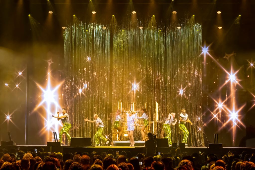 James Cooke de Musical Of your Life is a TV show with audience on Play 4 by dedsit. This was a live on stage performance at Lotto Arena PWL Painting with light, Light, video, sound and rigging by Phlippo Productions Picturesk