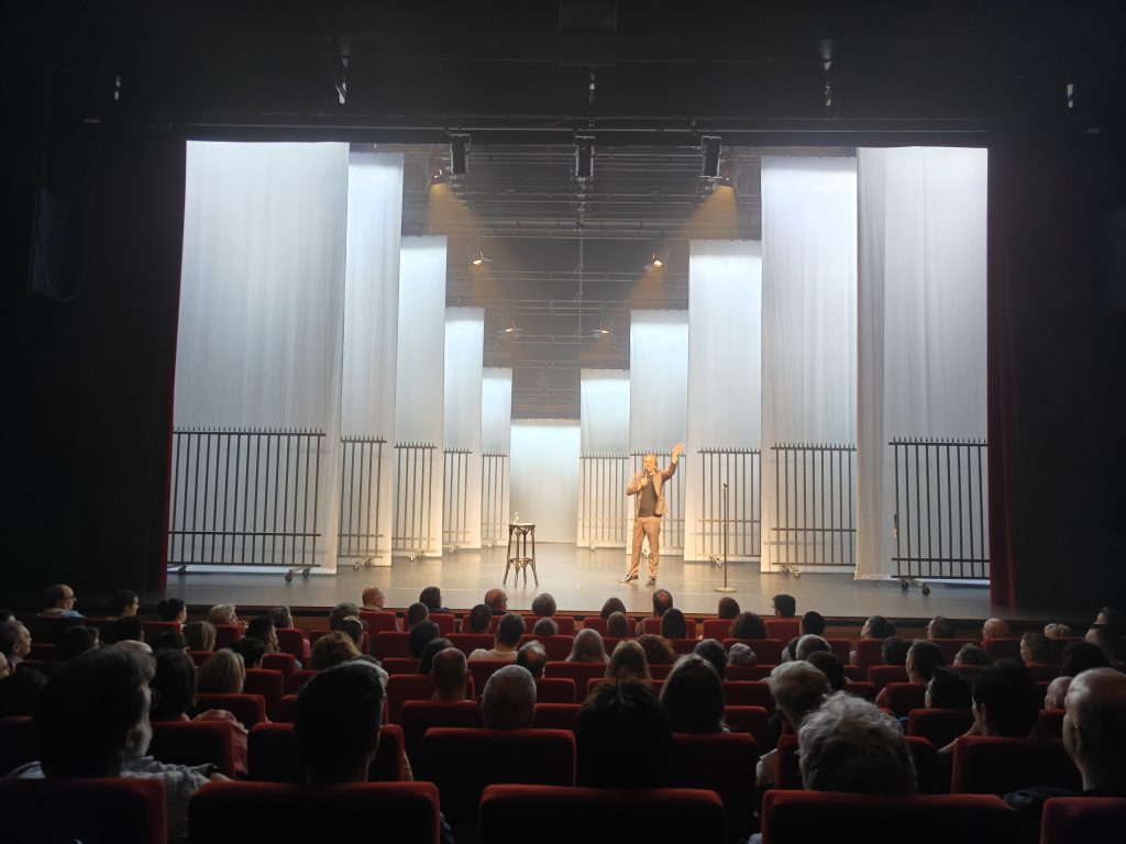 Jan Jaap van der Wal Geen Stem 2024 zaalshow stand-up comedy Verkiezingsconference tournee Vlaanderen Live Comedy, light and audio by Phlippo Productions, stage