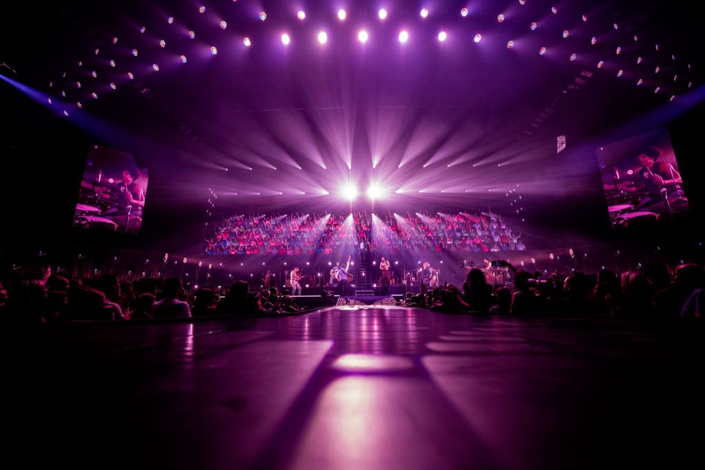 Bart Peeters Deluxe 2024 Lotto Arena Antwerpen 10 shows, light video rigging motion Phlippo Productions, PSE Belgium, choir 220 voices